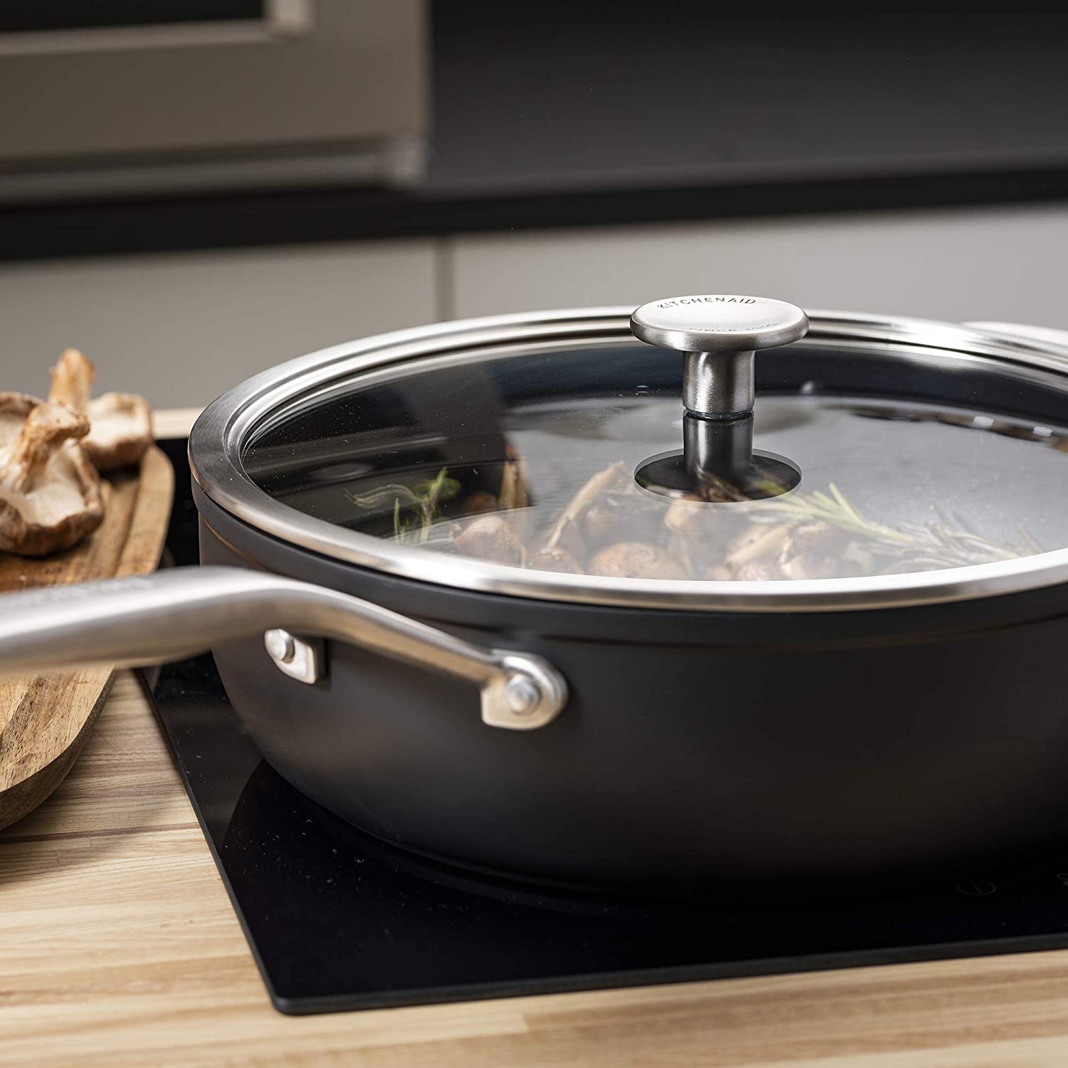kitchenaid-forged-sauteuse-aluminium-28-cm-4-6-l-avec-couvercle-noire image 2