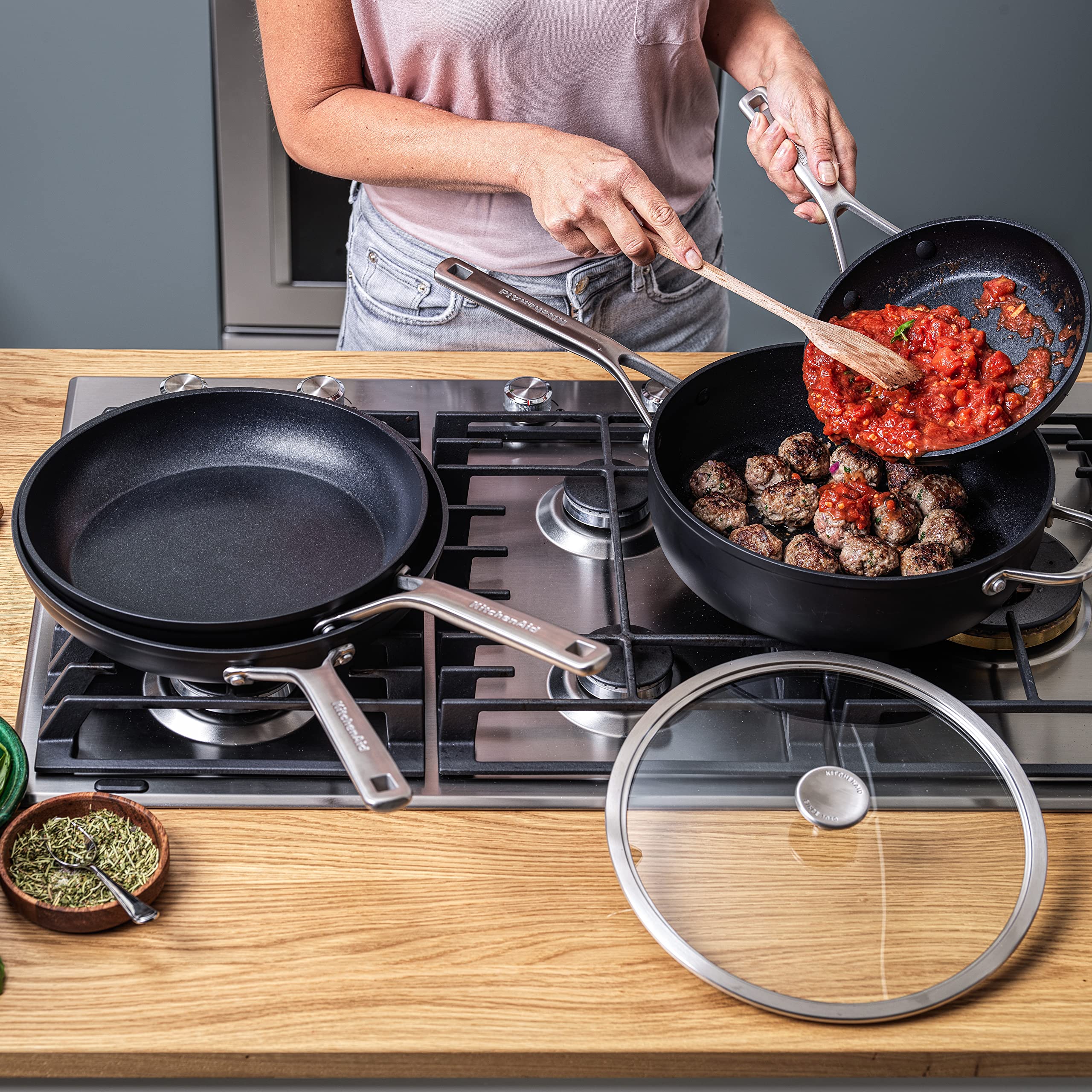 kitchenaid-forged-sauteuse-aluminium-28-cm-4-6-l-avec-couvercle-noire image 5