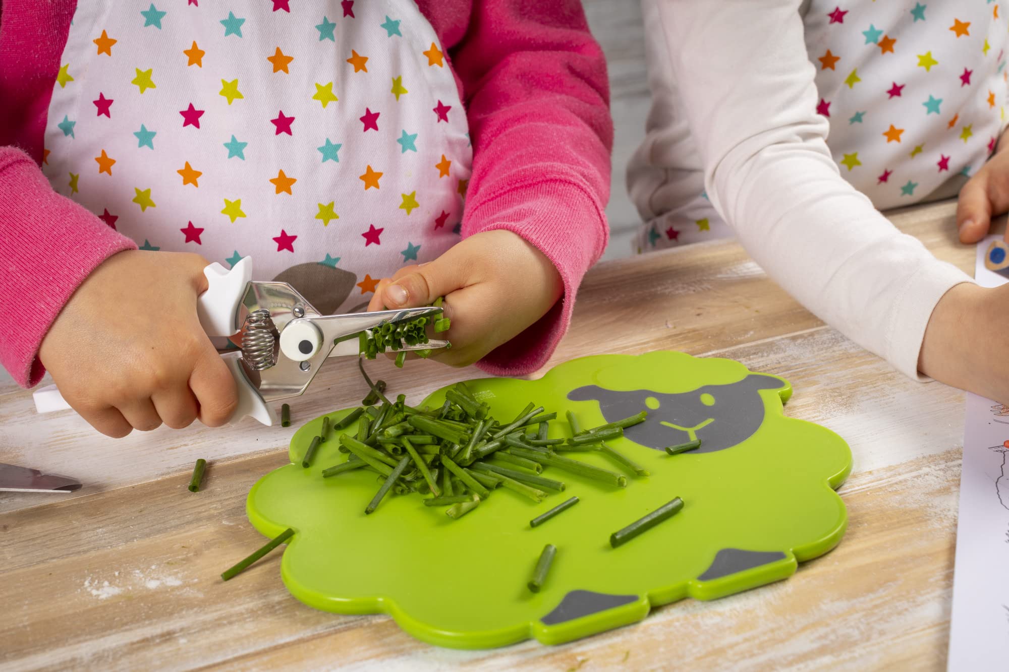 kuhn-rikon-kinderkitchen-planche-d-couper-mouton-verte-enfant image 2