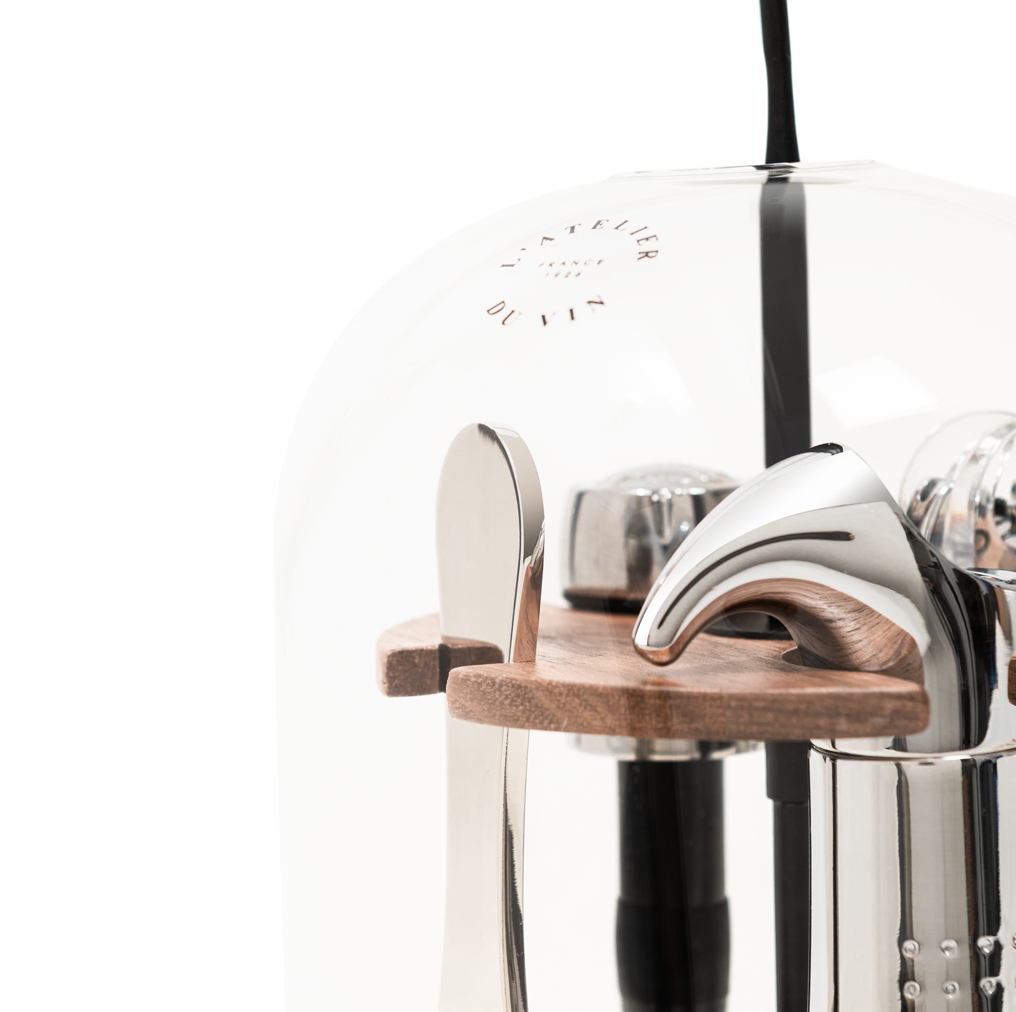 l-atelier-du-vin-le-globe-coffret-outils-du-vin-sous-cloche-nomade image 2